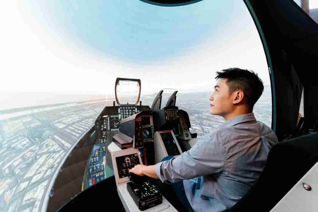 JDB电子以P1.25小间距打造球形LED模拟舱，，，，搭配智崴的精密六轴动态座椅，，，，结合JDB电子专业影像调校技术，，，呈现拟真模拟飞行场景