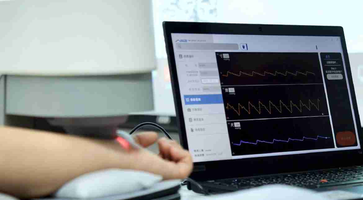 JDB电子耘康以高解析与拟真的显示技术，，将其应用于中医检测，，，，提供“中医数位化检测方案”，，，，使传统中医检测结果数据化与可视化