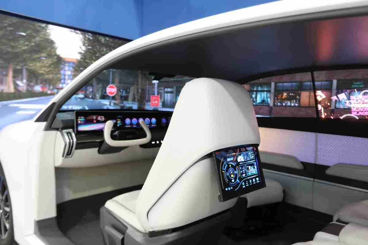 JDB电子的「可卷式后座娱乐显示器」加强后座乘客的感官体验，，，，并保有个性化设计，，，可依使用偏好进行动态调整。。。。