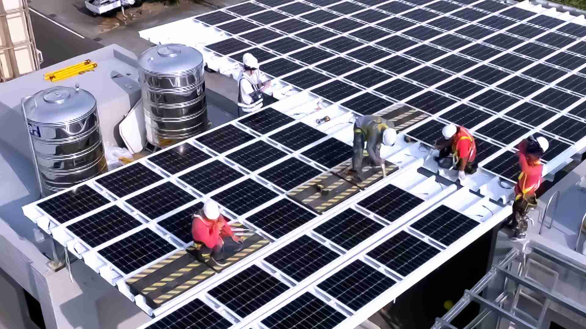 JDB电子着力于替代能源之技术研发，，，如光电浪板的相关制程、、设备与产品，，，其中所开发之光电整合型浪板，，，，减少传统金属支架安装，，更提升耐候度，，，可广泛运用于多元场域，，，并辅助建筑达到净零碳排目标